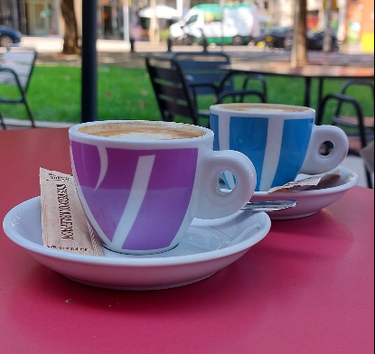 Tasses de caf&egrave; a la terrassa de Petita Llum
