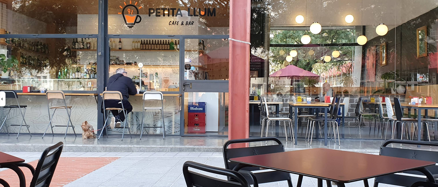 Exterior i terrassa de Petita Llum, amb el r&egrave;tol del local visible