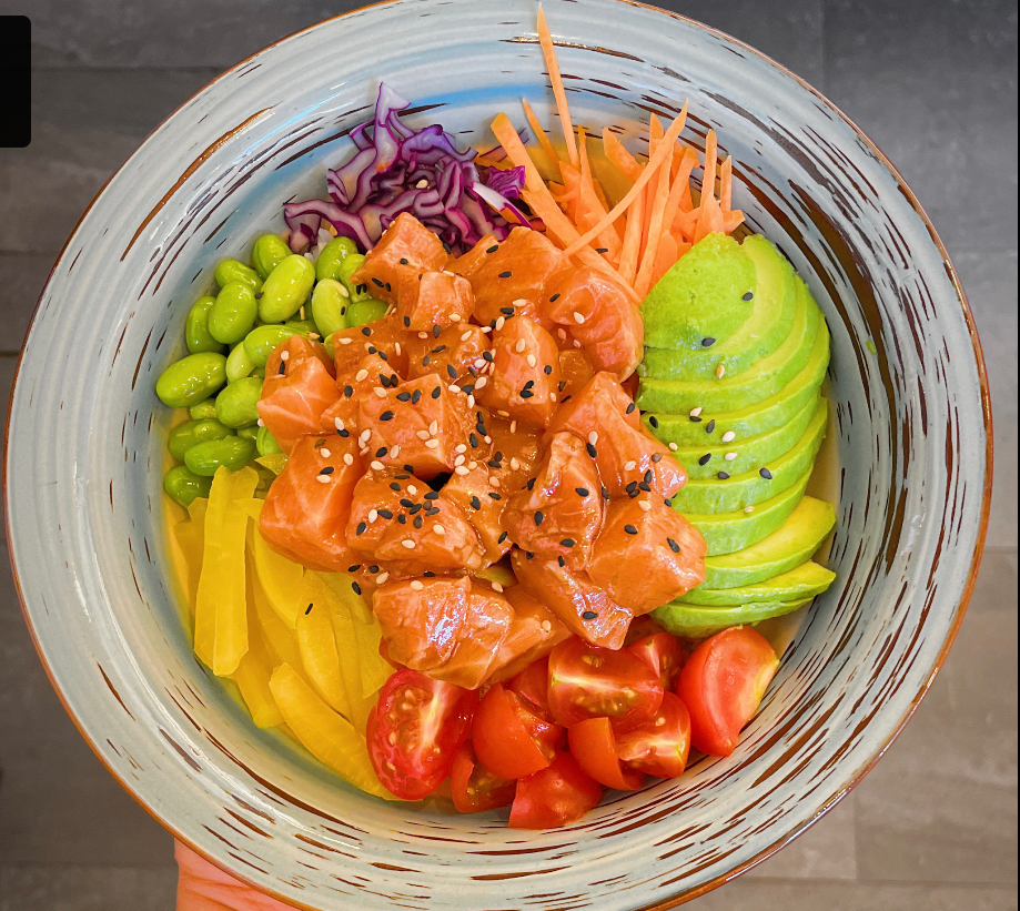 Poke bowl de salm&oacute; vist des de dalt