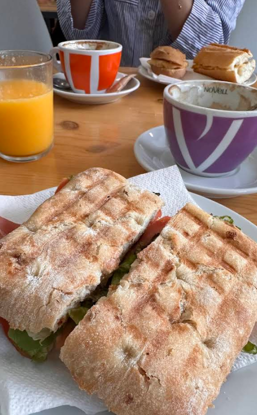 Sandwich torrat amb suc de taronja i caf&egrave;, ambient de brunch