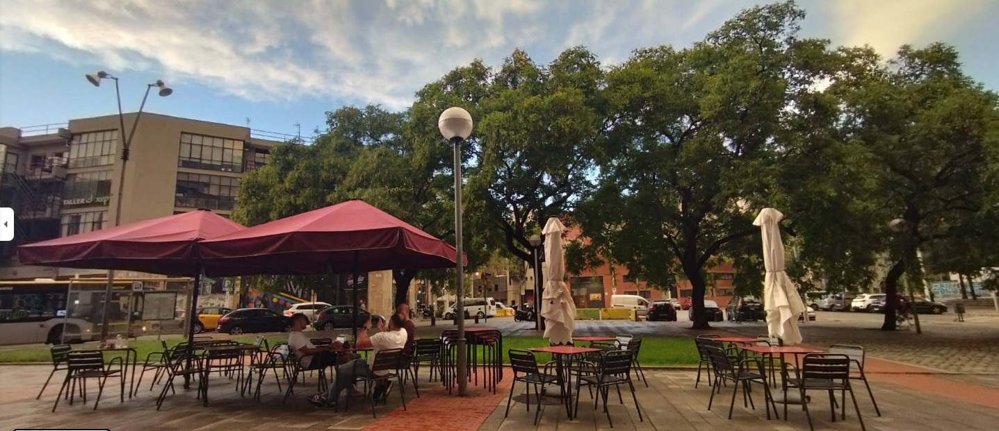 Terrassa exterior de Petita Llum amb ambient tranquil