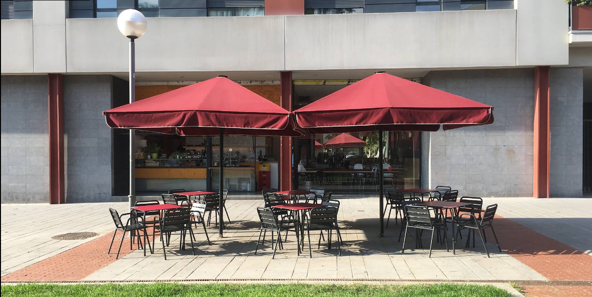 Terrassa exterior de Petita Llum en un dia assolellat